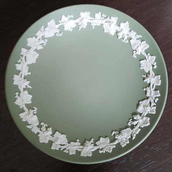 🔥HP🔥VTG Wedgwood Jasperware, grapevine, plate on a stand, light green - Picture 2 of 8